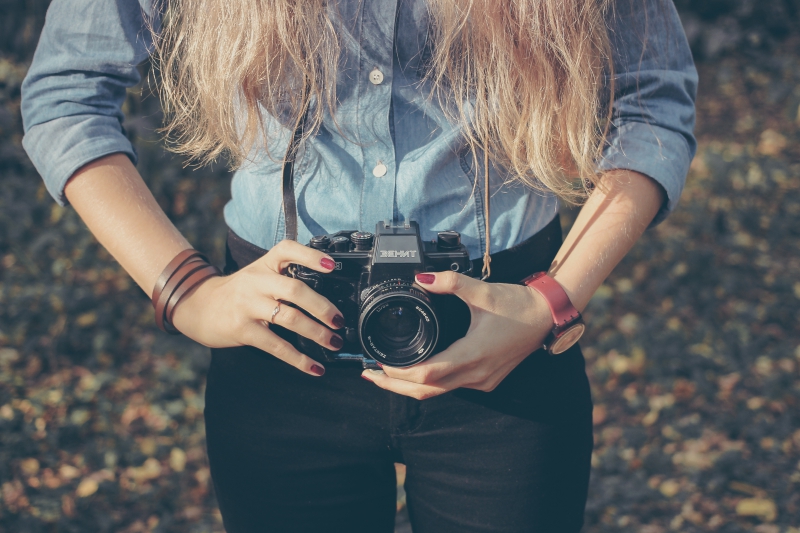 photographe-BAUDUEN-min_hand-person-girl-woman-camera-photography-614-pxhere.com